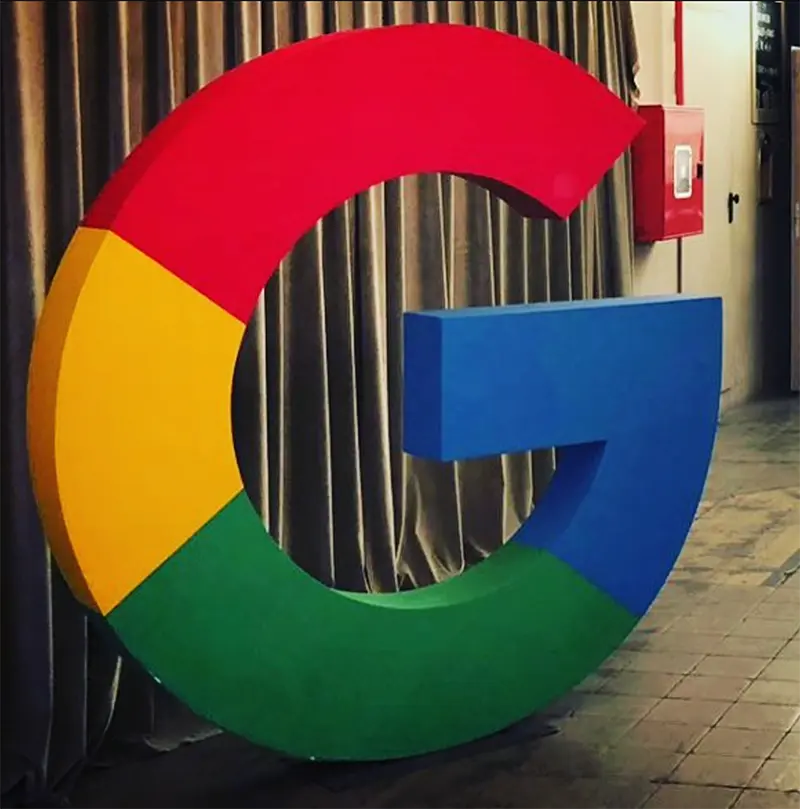 Escultura Google pintada